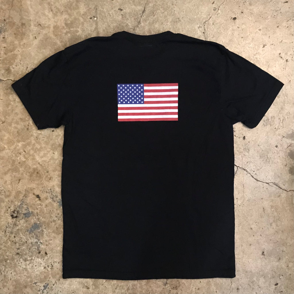 BLACK TEE W/ AMERICAN FLAG BACK